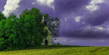 Güzel bir küçük kilise alanında