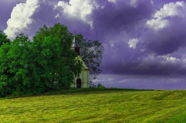 Güzel bir küçük kilise alanında