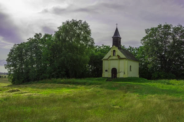 Güzel bir küçük kilise alanında — Stok fotoğraf