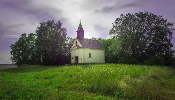 Une belle petite église dans le champ — Photo