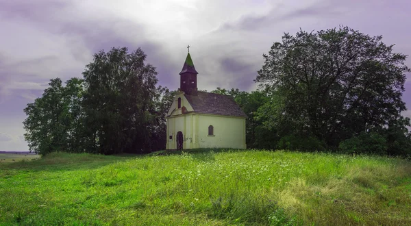 Güzel bir küçük kilise alanında — Stok fotoğraf