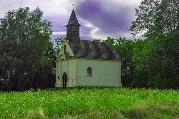 Güzel bir küçük kilise alanında — Stok fotoğraf