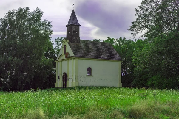 A beautiful little church in the field — Stock Photo, Image