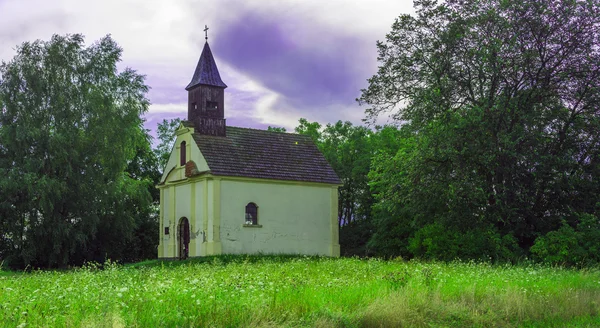 Uma linda pequena igreja no campo — Fotografia de Stock