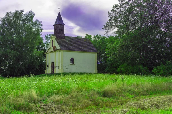 Uma linda pequena igreja no campo — Fotografia de Stock