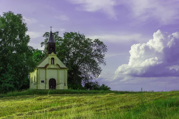 Uma linda pequena igreja no campo — Fotografia de Stock