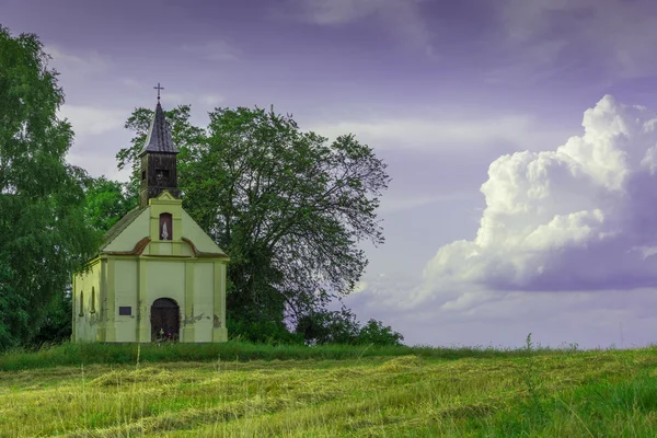 A beautiful little church in the field — Stock Photo, Image