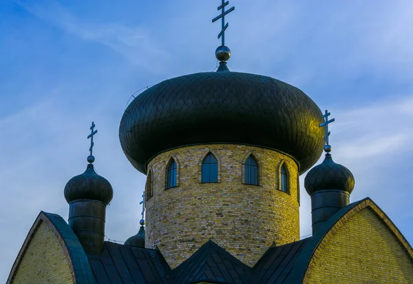 Église orthodoxe au coucher du soleil — Photo