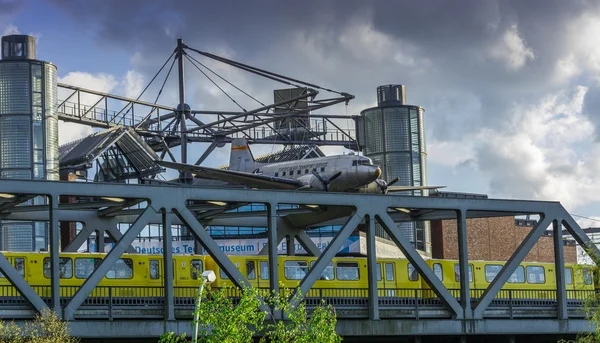 Berlijn - douglas c-47 vliegtuig bommenwerper opknoping boven de museum-f — Stockfoto