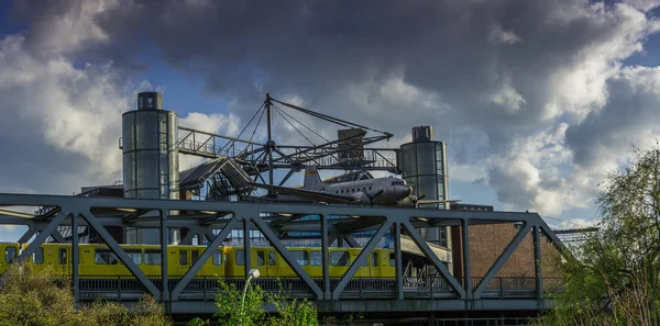 BERLÍN - Douglas C-47 bombardero de avión colgando por encima del Museo f — Foto de Stock