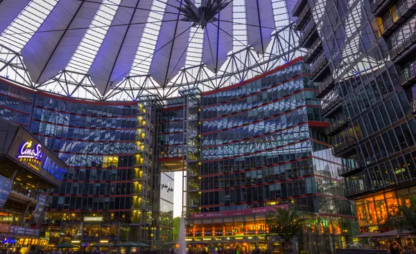 Berlin, Niemcy 01 maja 2015 Sony Center na Potsdamer Platz, — Zdjęcie stockowe