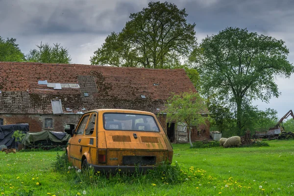 Ancienne petite voiture sur un village pauvre — Photo
