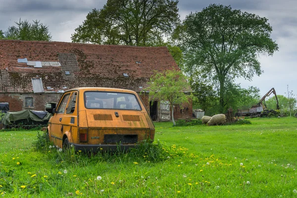 Fakir bir köy eski küçük araba