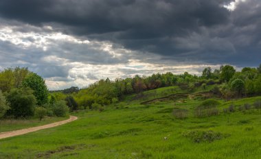 alanlar ve çayırlar üzerinde önümüzdeki fırtına