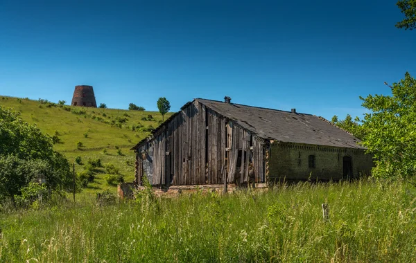 Stará stodola v poli — Stock fotografie
