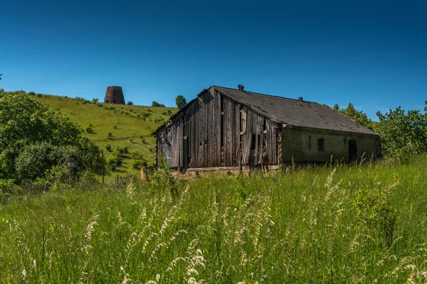 The old barn in a field — Stock Photo, Image