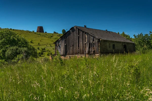 The old barn in a field — Stock Photo, Image