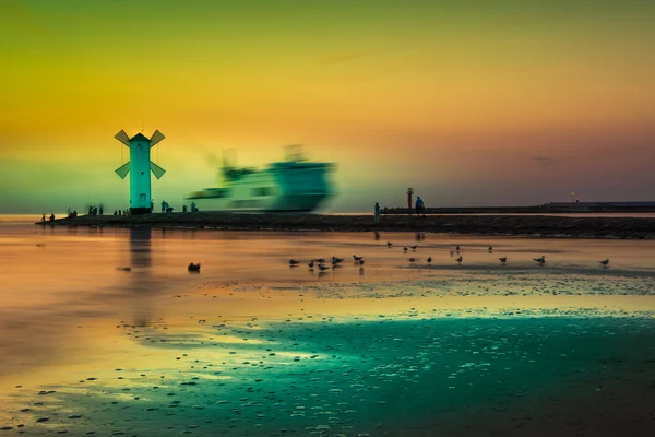 Deniz feneri - fırıldak gökyüzü - Swinoujscie