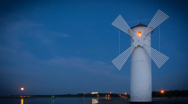 Deniz feneri - fırıldak gökyüzü - Swinoujscie