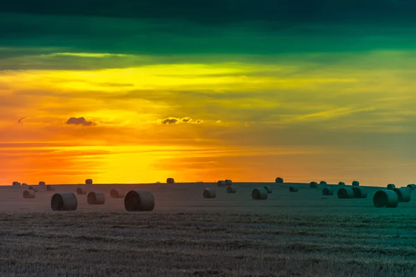Αγρούς και λιβάδια κατά τη διάρκεια του ηλιοβασιλέματος — Φωτογραφία Αρχείου