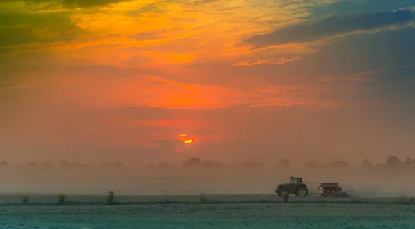 Campos y prados durante la puesta del sol — Foto de Stock