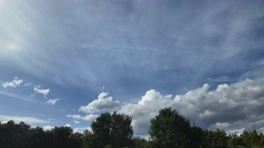 Parlak mavi gökyüzü altında hareket eden bulutların hızlandırılması, sinematik doğal hava görüntüleri