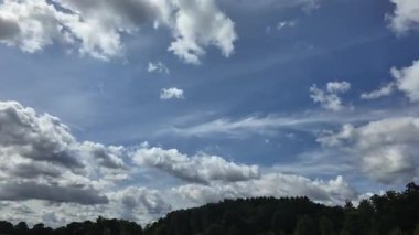 Zaman atlaması dramatik kümülüs ve fırtına bulutlarını yakalıyor bir orman ve açık çayır üzerinde şekilleniyor. Hava çalışmaları, sinematik doğa görüntüleri ve atmosferik arka plan görüntüleri için mükemmel.
