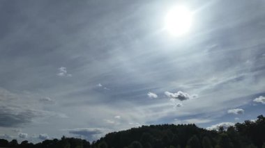 Zaman atlaması dramatik kümülüs ve fırtına bulutlarını yakalıyor bir orman ve açık çayır üzerinde şekilleniyor. Hava çalışmaları, sinematik doğa görüntüleri ve atmosferik arka plan görüntüleri için mükemmel.