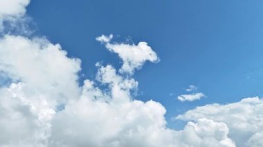 Göl ve orman manzarası üzerinde hareket eden dramatik fırtına bulutlarının hızlandırılması, sinematik doğal manzara