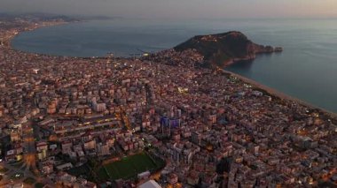 Alanya, Türkiye Şehir Işıkları, Hareketli Bulutlar ve Akdeniz Yansımaları Üzerindeki Hava Günbatımı Süresi Hızlanıyor