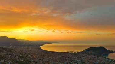Türkiye 'nin Alanya kıyı manzarası, yüksek bir perspektiften geniş kıyı şeridi ve kentsel manzarayla altın saat içinde ele geçirildi