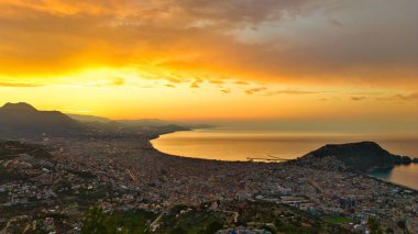Türkiye 'nin Alanya kıyı manzarası, yüksek bir perspektiften geniş kıyı şeridi ve kentsel manzarayla altın saat içinde ele geçirildi