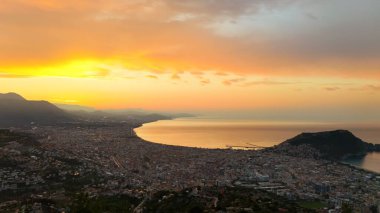 Türkiye 'nin Alanya kıyı manzarası, yüksek bir perspektiften geniş kıyı şeridi ve kentsel manzarayla altın saat içinde ele geçirildi
