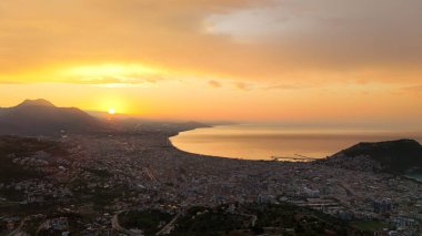 Türkiye 'nin Alanya kıyı manzarası, yüksek bir perspektiften geniş kıyı şeridi ve kentsel manzarayla altın saat içinde ele geçirildi