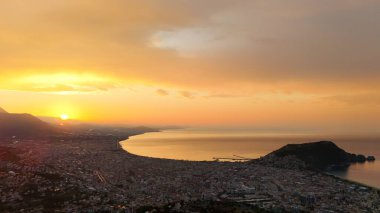 Türkiye 'nin Alanya kıyı manzarası, yüksek bir perspektiften geniş kıyı şeridi ve kentsel manzarayla altın saat içinde ele geçirildi