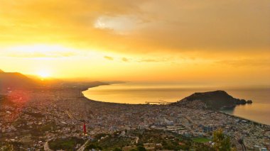 Türkiye 'nin Alanya kıyı manzarası, yüksek bir perspektiften geniş kıyı şeridi ve kentsel manzarayla altın saat içinde ele geçirildi
