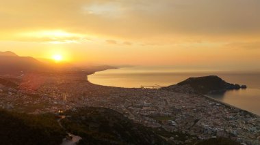 Türkiye 'nin Alanya kıyı manzarası, yüksek bir perspektiften geniş kıyı şeridi ve kentsel manzarayla altın saat içinde ele geçirildi
