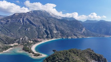 Türkiye 'nin Akdeniz Sahili' ndeki Dağ ve Göl Manzarası Turkuaz Körfezi ve Orman Yamaçları