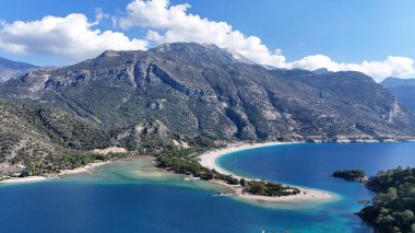 Türkiye 'nin Akdeniz Sahili' ndeki Dağ ve Göl Manzarası Turkuaz Körfezi ve Orman Yamaçları