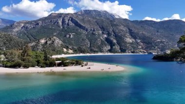 Türkiye 'nin güneybatısındaki Turkuaz Körfezi' nin Midday View ve Kum Yarımadası 'ndaki İdeniz Sahil Gölü