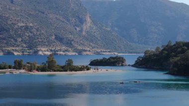 Türkiye 'nin güneybatısındaki Turkuaz Körfezi' nin Midday View ve Kum Yarımadası 'ndaki İdeniz Sahil Gölü