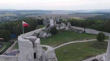 Polonya 'nın Ogrodzieniec kentindeki ortaçağ taş kalesinin insansız hava aracı filmi dramatik kireçtaşı kayaları üzerinde yer alıyor ve kırsal alanla çevrili.
