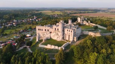 Polonya 'nın Ogrodzieniec kentindeki ortaçağ taş kalesinin insansız hava aracı filmi dramatik kireçtaşı kayaları üzerinde yer alıyor ve kırsal alanla çevrili.