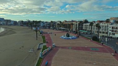 İspanya, Pescola 'da kumlu sahil ve palmiye kaplı kıyı şeridi olan deniz gezisinin insansız hava aracı görüntüsü. Sahil binaları ve Akdeniz kıyı şeridi yumuşak akşam ışığında ele geçirildi.