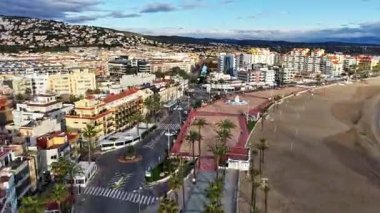 İspanya, Pescola 'da kumlu sahil ve palmiye kaplı kıyı şeridi olan deniz gezisinin insansız hava aracı görüntüsü. Sahil binaları ve Akdeniz kıyı şeridi yumuşak akşam ışığında ele geçirildi.