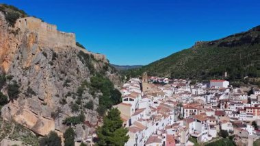 Chulilla İspanya İHA 'sı köyün, kilise kulesinin ve kayalık yamaçtaki şato harabelerinin görüntülerini kaydetti.