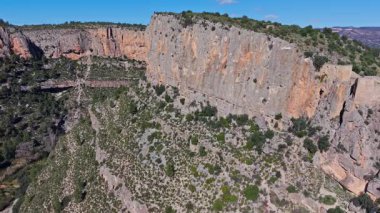 Chulilla İspanya İHA 'sı köyün, kilise kulesinin ve kayalık yamaçtaki şato harabelerinin görüntülerini kaydetti.