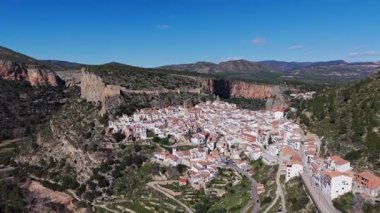 Chulilla İspanya İHA 'sı köyün, kilise kulesinin ve kayalık yamaçtaki şato harabelerinin görüntülerini kaydetti.