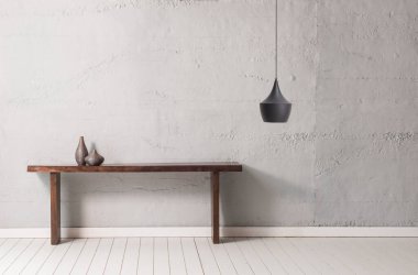 Gri taş duvar arkaplanı, ahşap masa ve siyah lamba tarzı.