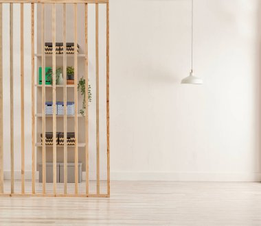 Dekoratif ekran ahşap tarzı ve beyaz lamba tarzlı kitaplık.